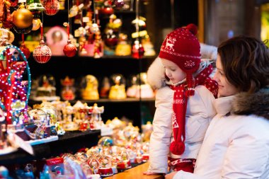Anne ve çocuk Noel pazarında