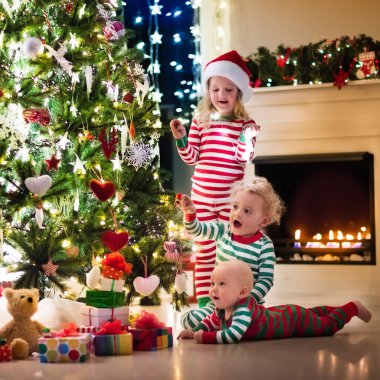 Çocuklar Noel ağacının altında pijama