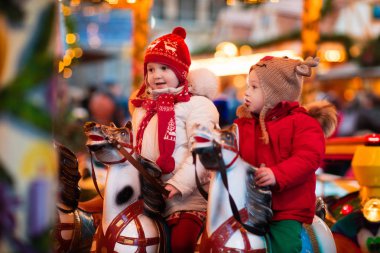 Çocukların atlıkarınca Noel piyasaya sürme