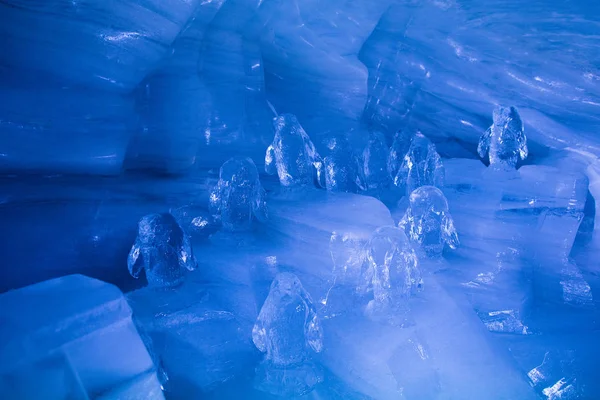スイス アルプスの氷河の洞窟の氷のペンギン彫刻 — ストック写真