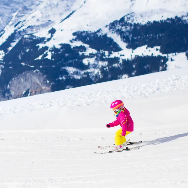 Petit enfant skiant dans les montagnes — Photo