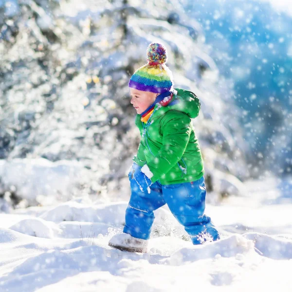 Niño divirtiéndose en el parque de invierno nevado —  Fotos de Stock