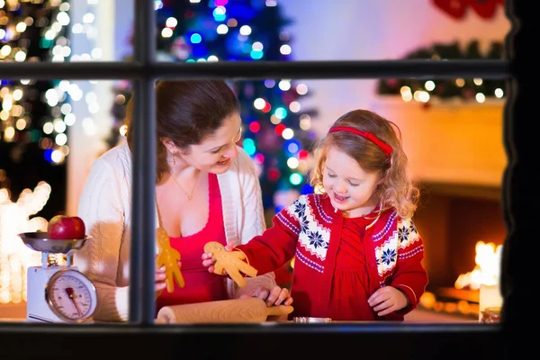 Mutter und Kind backen Weihnachtsplätzchen — Stockfoto