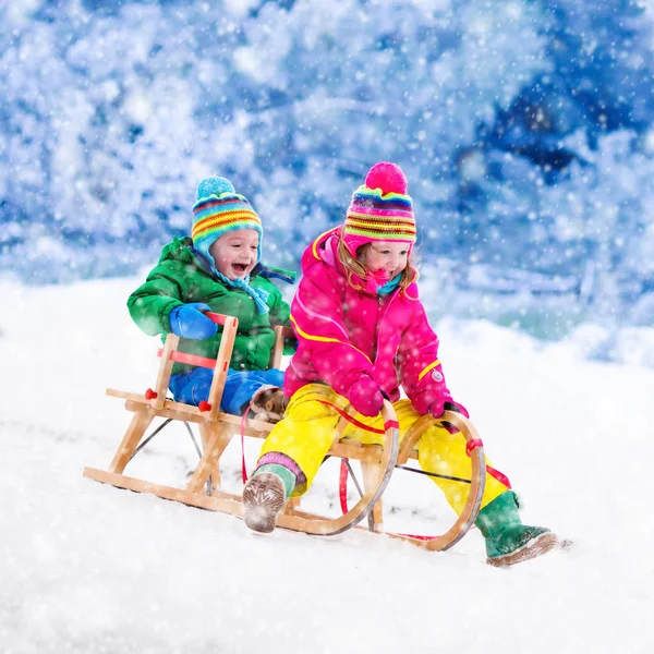 Kinder haben Spaß bei Schlittenfahrt — Stockfoto