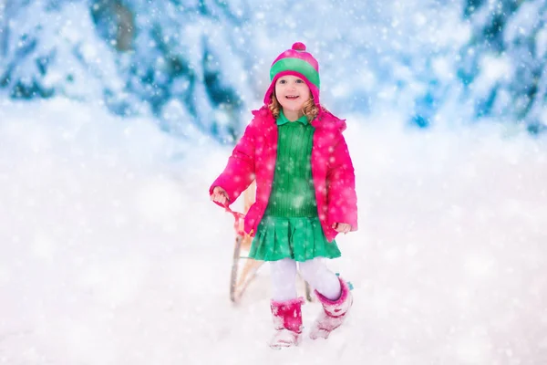Κοριτσάκι που παίζει στο χειμώνα χιονισμένο δάσος — Φωτογραφία Αρχείου