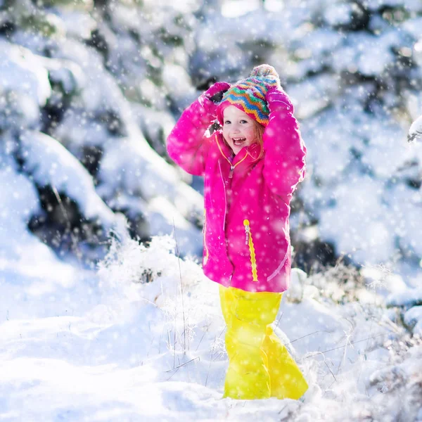 Niño divirtiéndose en el parque de invierno nevado —  Fotos de Stock