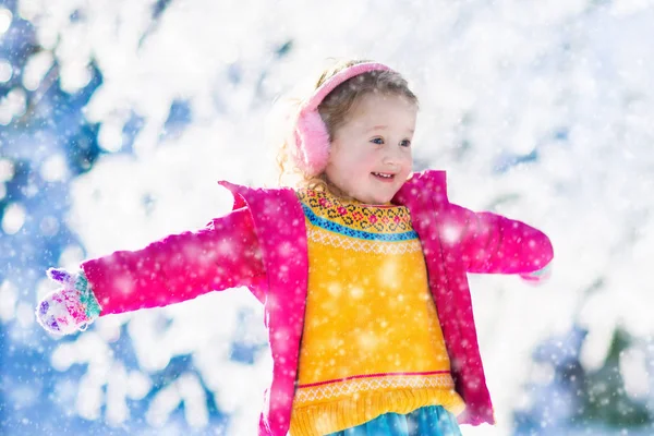 Criança no parque de inverno nevado — Fotografia de Stock