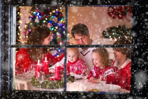 Family enjoying Christmas dinner at home — Stock Photo, Image