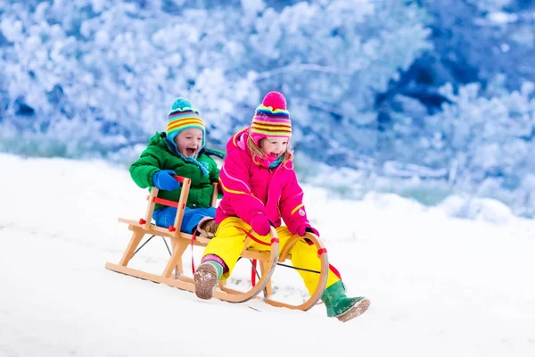 Kinder haben Spaß bei Schlittenfahrt — Stockfoto