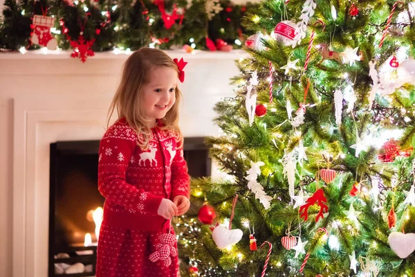 Criança decoração árvore de Natal — Fotografia de Stock