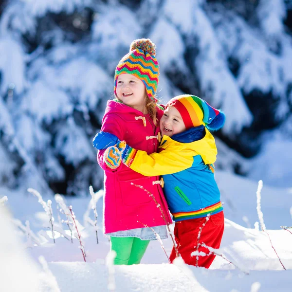 Enfants jouant dans un parc d'hiver enneigé — Photo