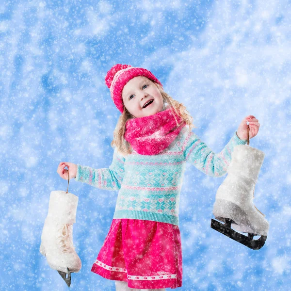 Meisje plezier op schaatsen in de winter — Stockfoto