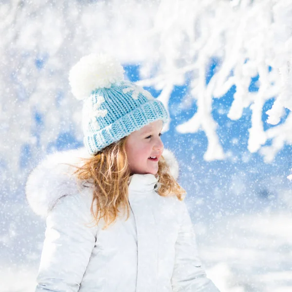 Criança se divertindo no parque de inverno nevado — Fotografia de Stock