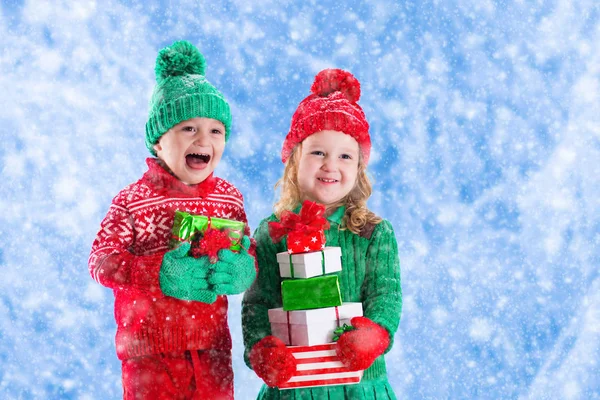 Noel hediyesi olan çocuklar — Stok fotoğraf