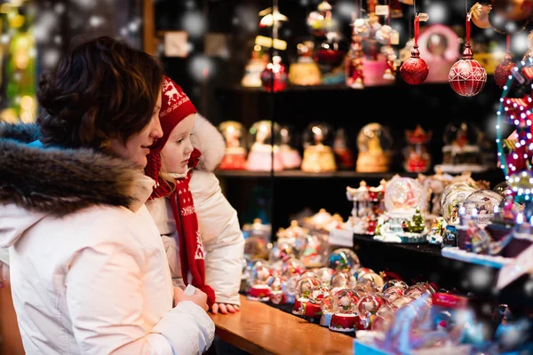 Mãe e criança no mercado de Natal — Fotografia de Stock