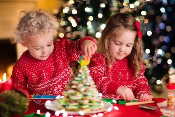 Crianças assando na véspera de Natal — Fotografia de Stock