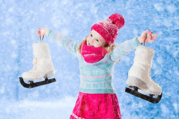 Mała dziewczynka zabawy na łyżwach w zimie — Zdjęcie stockowe