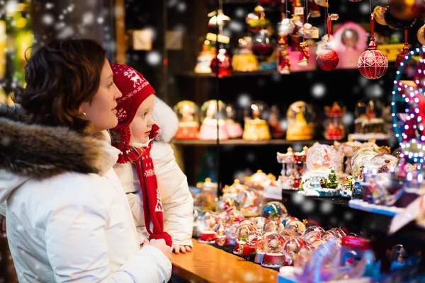Mutter und Kind auf Weihnachtsmarkt — Stockfoto