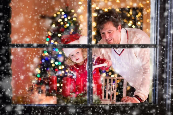 Father and daughter lighting Christmas candles — Stock Photo, Image