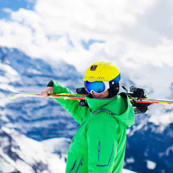 孩子在山中滑雪 — 图库照片