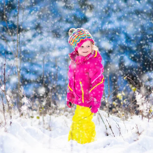 Child having fun in snowy winter park — Stock Photo, Image