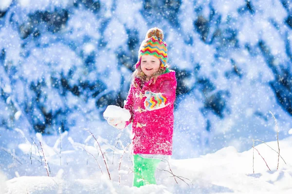 Child having fun in snowy winter park — Stock Photo, Image