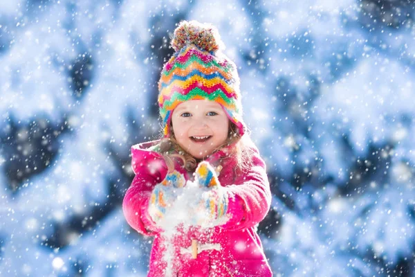 Niño divirtiéndose en el parque de invierno nevado — Foto de Stock