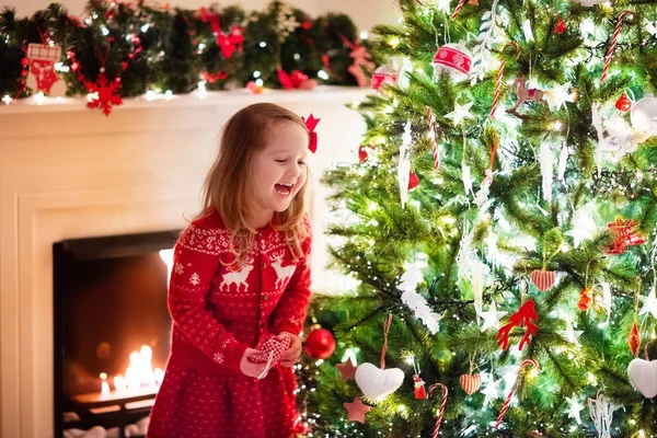 Kind verfraaien kerstboom — Stockfoto