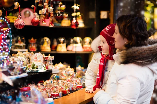 Mãe e criança no mercado de Natal — Fotografia de Stock