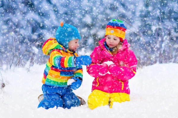 Dzieci bawiące się w śnieżny winter park — Zdjęcie stockowe