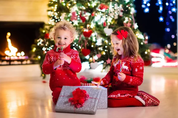 クリスマス ツリーの下の子供 — ストック写真