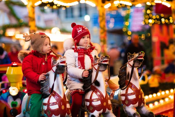 Crianças montando carrossel no mercado de Natal — Fotografia de Stock