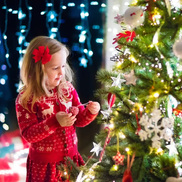 子飾るクリスマス ツリー — ストック写真