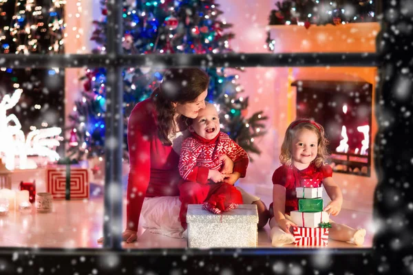 母と子供の家クリスマス ・ イヴに — ストック写真