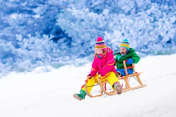 在雪橇上玩耍的孩子 — 图库照片