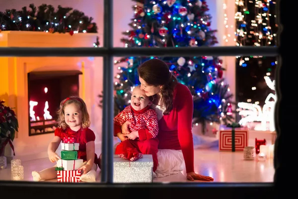 Mère et enfants à la maison la veille de Noël — Photo