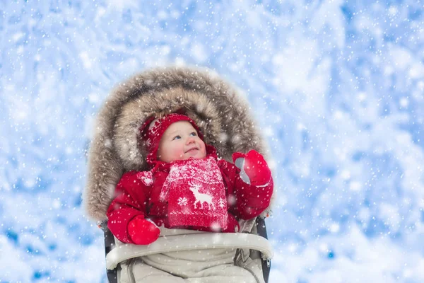 Το μωρό στο καρότσι στο χειμερινό πάρκο με χιόνι — Φωτογραφία Αρχείου
