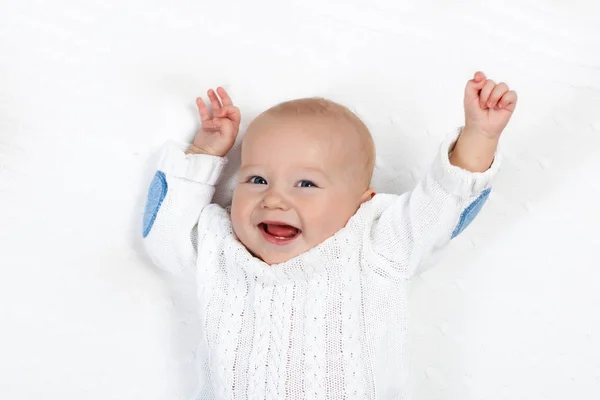 Baby Bot auf weißer Decke — Stockfoto