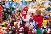 Kinder fahren Karussell auf Weihnachtsmarkt