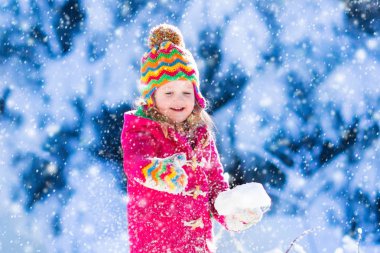 Karlı kış Park eğlenmek çocuk