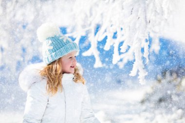 Karlı kış Park eğlenmek çocuk