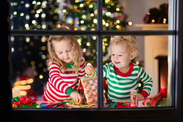 Kinder basteln weihnachtliches Lebkuchenhaus — Stockfoto