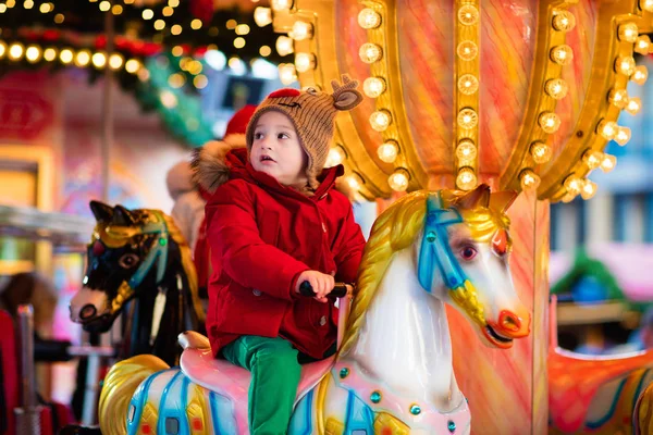 Dětské jezdecké kolotoč na vánoční trh — Stock fotografie