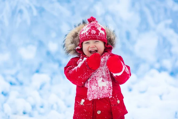 Bebê brincando com neve no inverno . — Fotografia de Stock