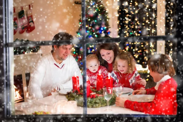 Семья за рождественским ужином дома — стоковое фото