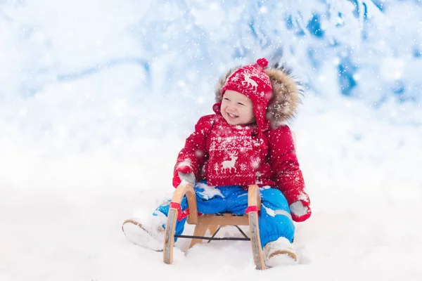 Kids play in snow. Winter sleigh ride for children — Stock Photo, Image