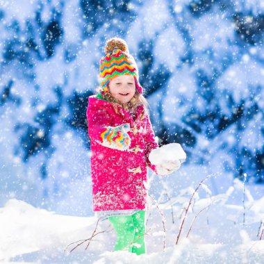 Karlı kış Park eğlenmek çocuk