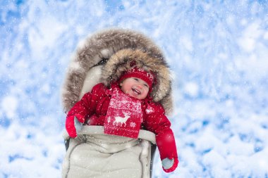 Bebek arabasındaki bebek kış Park kar ile 