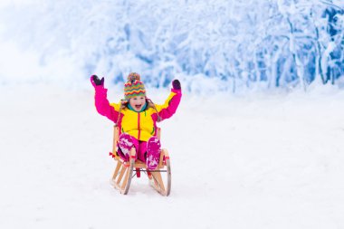 Çocuklar karda oynamak. Kış kızağı binmek çocuklar için