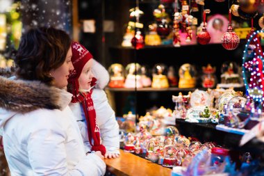 Anne ve çocuk Noel pazarında
